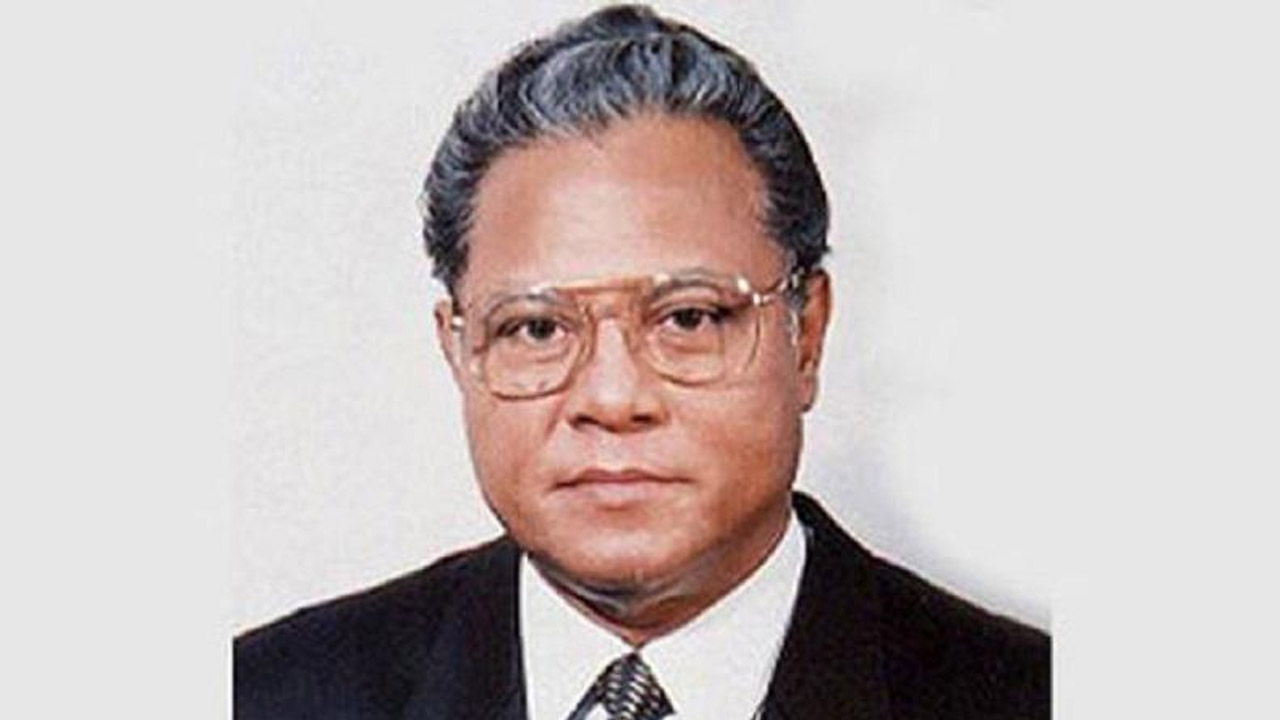সাবেক স্বরাষ্ট্রমন্ত্রী ও বিএনপির ভাইস প্রেসিডেন্ট এয়ার ভাইস মার্শাল (অব.) আলতাফ হোসেন চৌধুরী। পুরোনো ছবি
