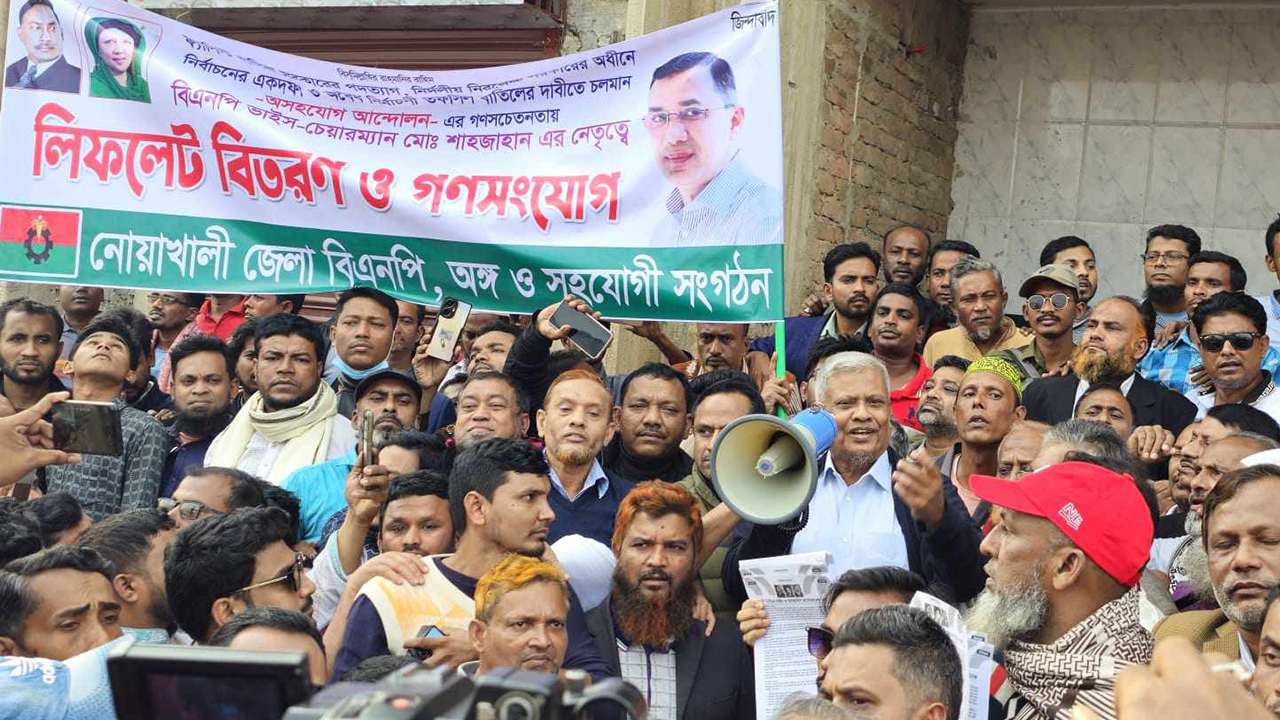 নোয়াখালীর মাইজদীতে লিফলেট বিতরণ শেষে মো. শাহজাহান। ছবি : কালবেলা