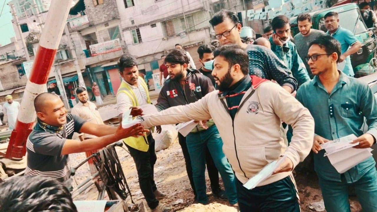 গোপীবাগে ইশরাকের নেতৃত্বে লিফলেট বিতরণ। ছবি : কালবেলা