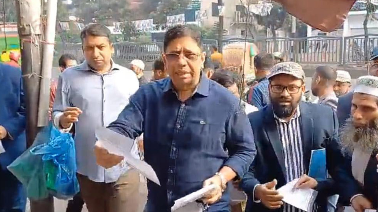 নিউমার্কেটে বিএনপি নেতা ব্যারিস্টার অসীমের নেতৃত্বে লিফলেট বিতরণ। ছবি : কালবেলা
