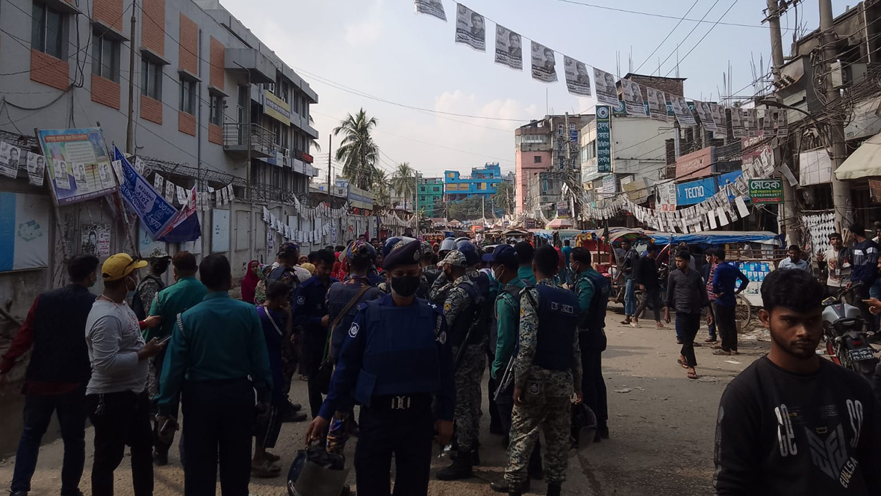 বকেয়া বেতনের দাবিতে টঙ্গীর চেরাগ আলী এলাকায় শ্রমিকদের ঢাকা-ময়মনসিংহ মহাসড়ক অবরোধ। ছবি : কালবেলা