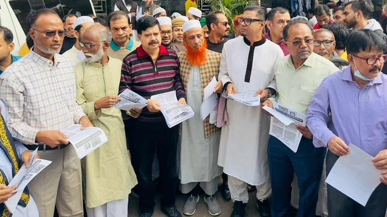 রাজধানীতে ১২ দলীয় জোট গণসংযোগ ও প্রচারপত্র বিতরণ করেছে। ছবি : কালবেলা