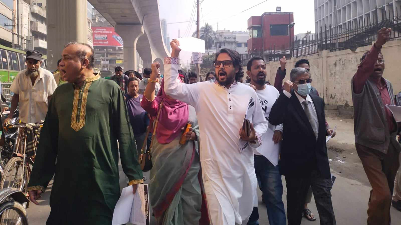 বৃহস্পতিবার রাজধানী লিফলেট বিতরণ করে গণফোরাম (মন্টু) ও বাংলাদেশ পিপলস পার্টির (বিপিপি) নেতারা। ছবি : সৌজন্যে