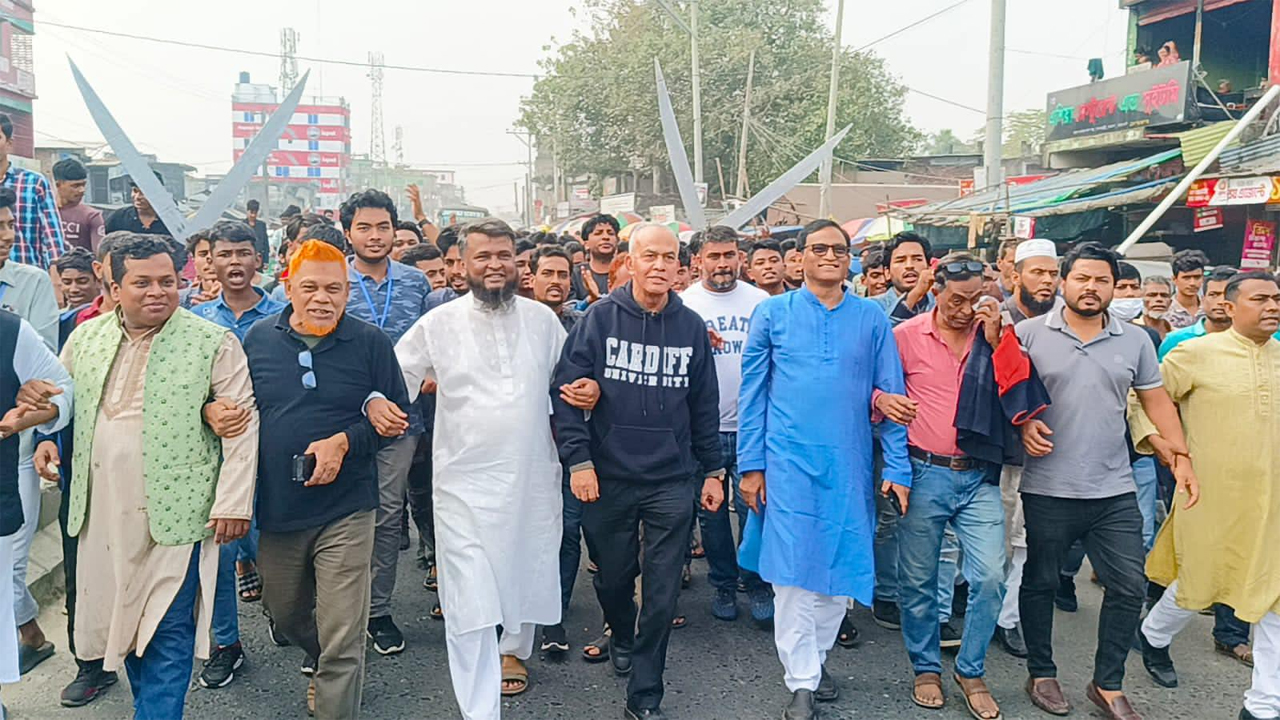 বৃহস্পতিবার (২৮ ডিসেম্বর) আতাউর রহমান ভূঁইয়া মানিকের নির্বাচনী পথসভায় যোগ দেন বাংলাদেশ অর্থনীতি সমিতির সাবেক সাধারণ সম্পাদক ড. জামাল উদ্দিন আহমেদ। ছবি : কালবেলা