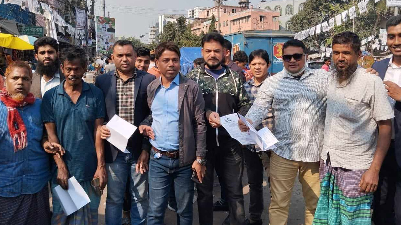 ফকিরাপুলে সাবেক ছাত্রদল নেতাদের গণসংযোগ। ছবি : কালবেলা