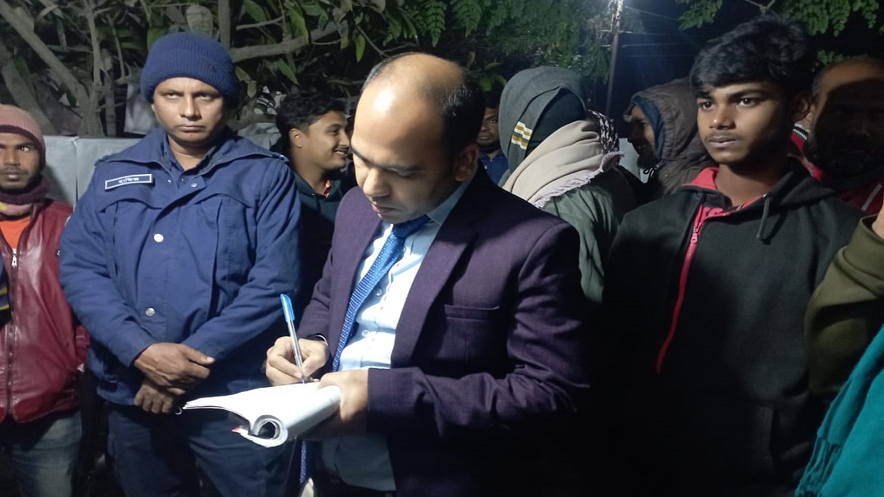 অভিযান পরিচালনা করছেন সহকারী কমিশনার (ভূমি) নাদির হোসেন শামীম। ছবি : কালবেলা