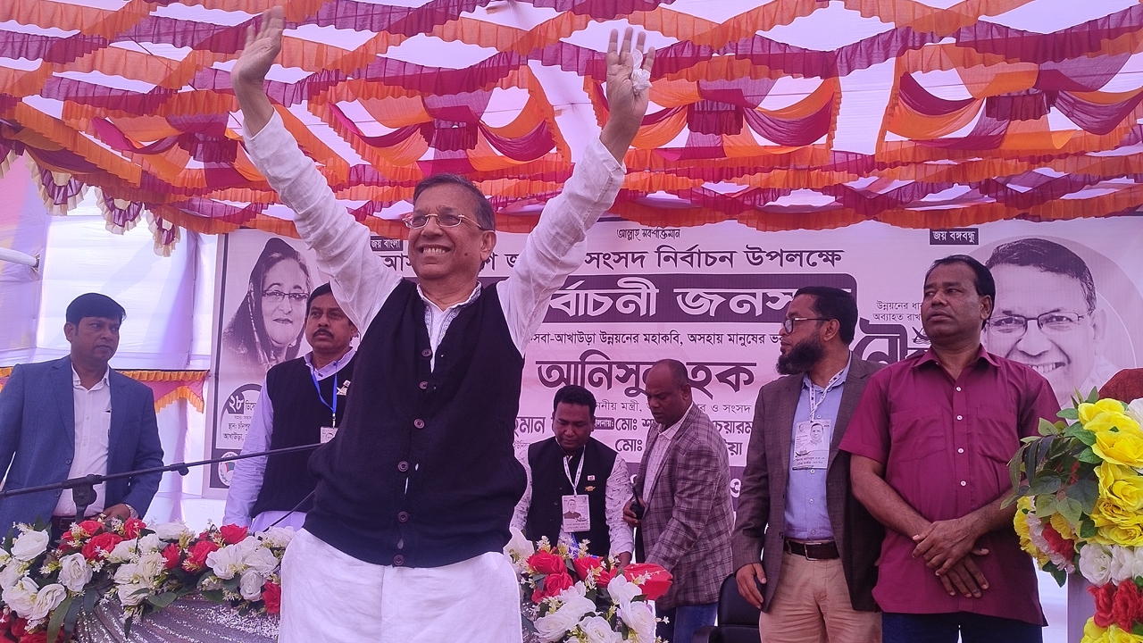 আখাউড়ার উত্তর ইউনিয়নের চাঁনপুর মাঠে নির্বাচনী জনসভায় আইনমন্ত্রী আনিসুল হক। ছবি : কালবেলা