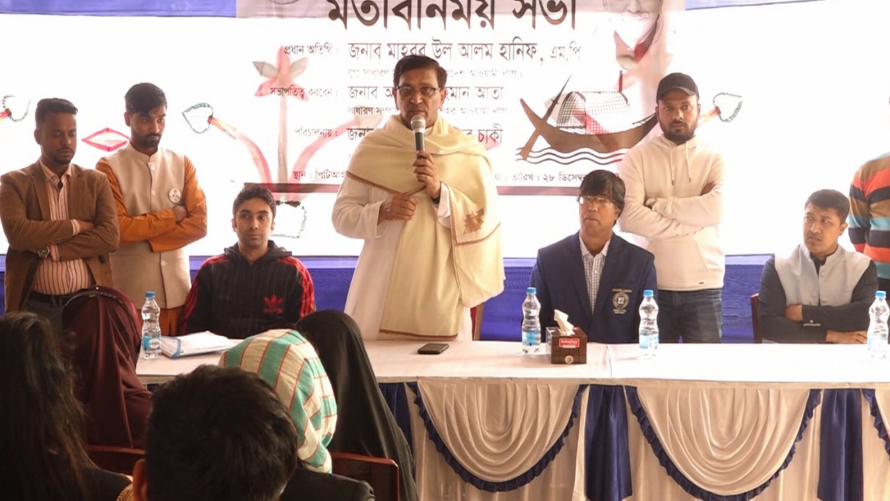 কুষ্টিয়ায় মতবিনিময় সভায় বক্তব্য দিচ্ছেন মাহবুবউল-আলম হানিফ। ছবি : কালবেলা