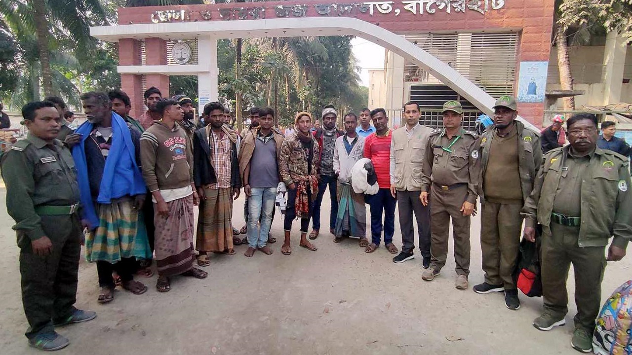 সুন্দরবন থেকে আটকৃত জেলেরা। ছবি : কালবেলা