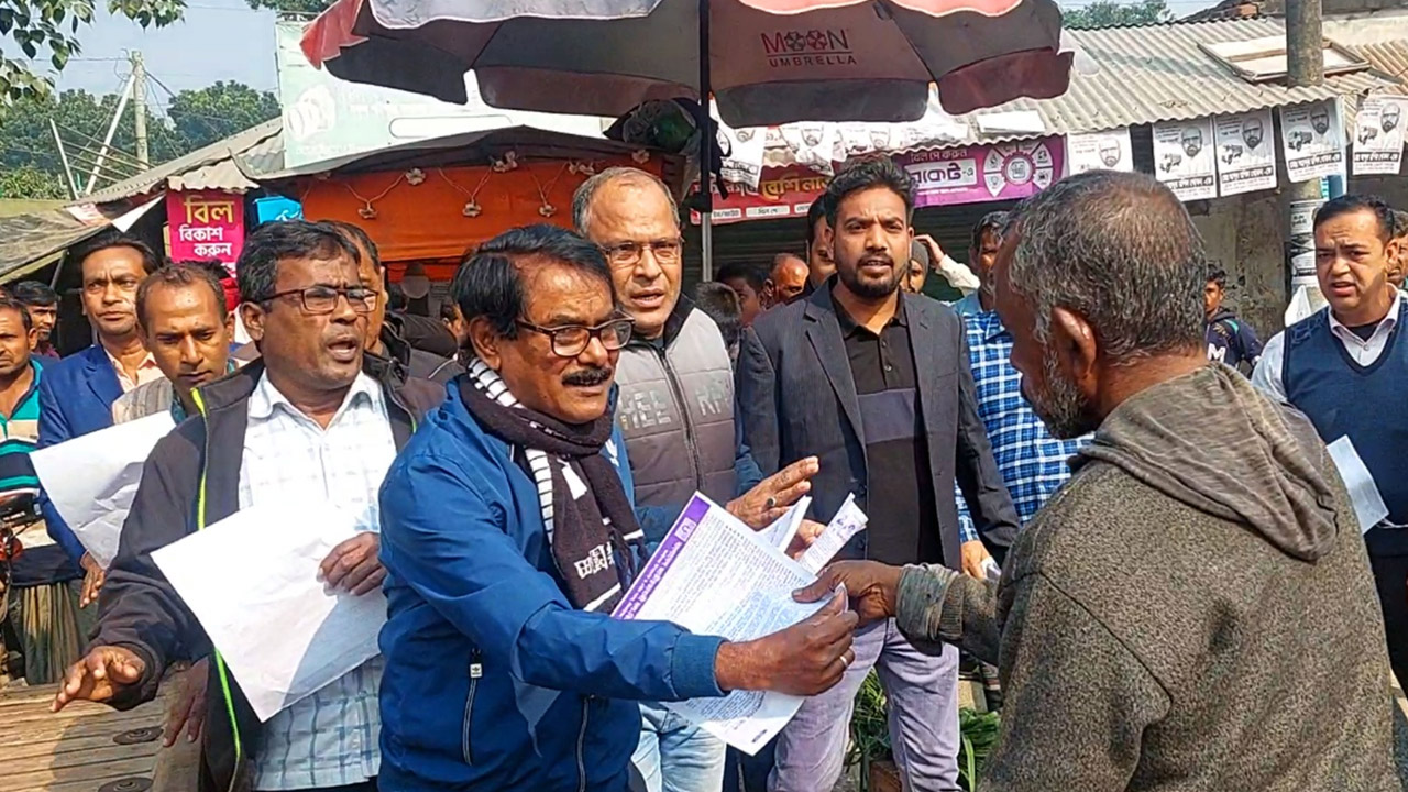 কালীগঞ্জে বিএনপির লিফলেট বিতরণ। ছবি : কালবেলা