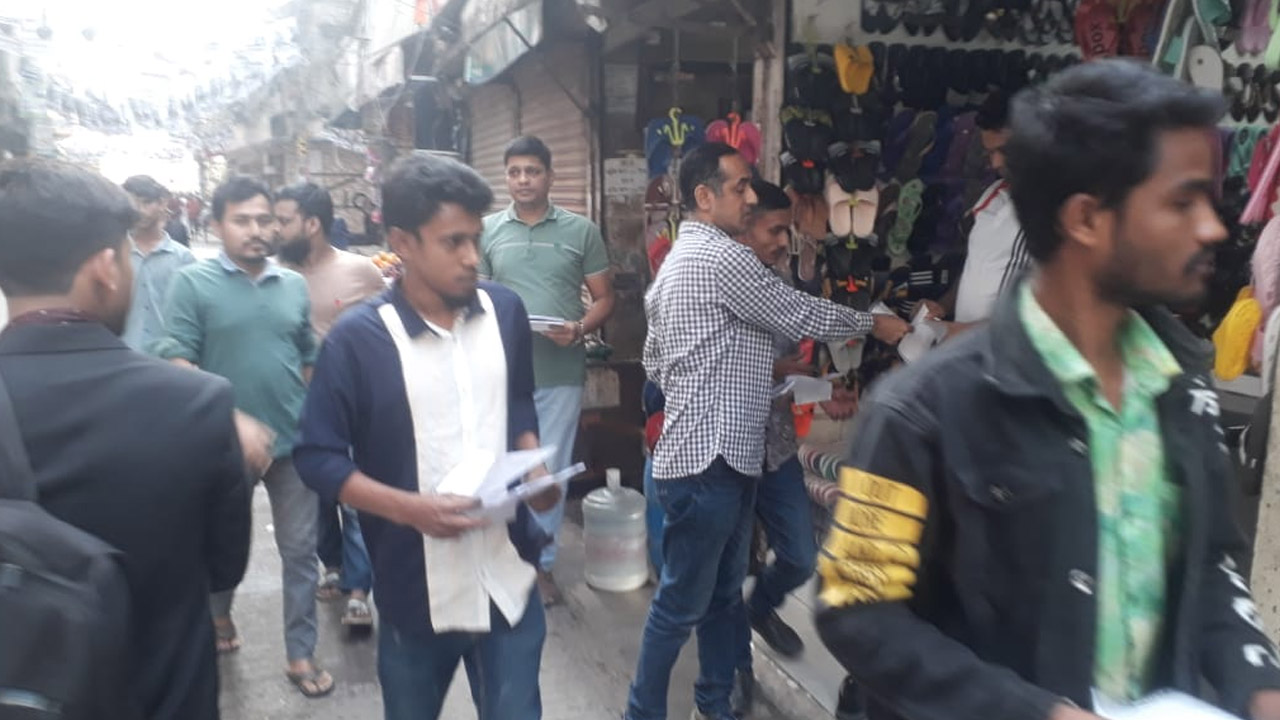মধ্য বাড্ডায় ছাত্রদলের লিফলেট বিতরণ। ছবি : কালবেলা