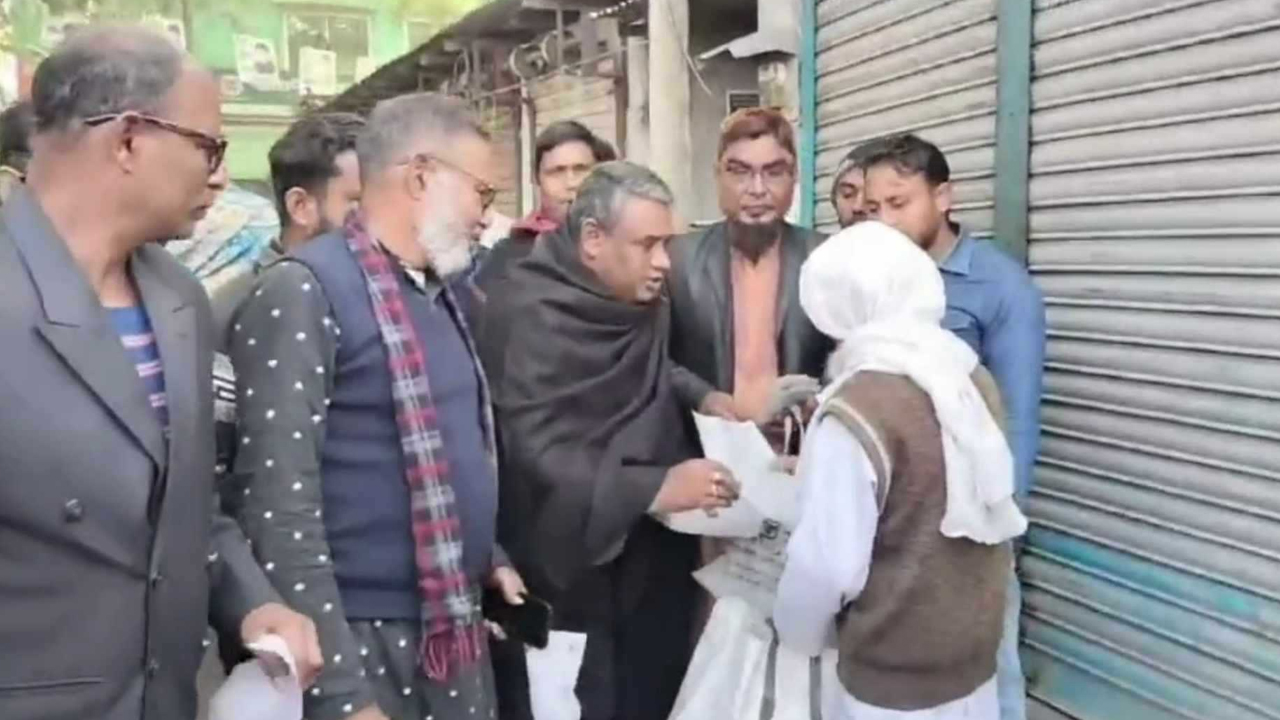 নাটোরে বৃহস্পতিবার লিফলেট বিতরণ করেন বিএনপির নেতাকর্মীরা। ছবি : কালবেলা