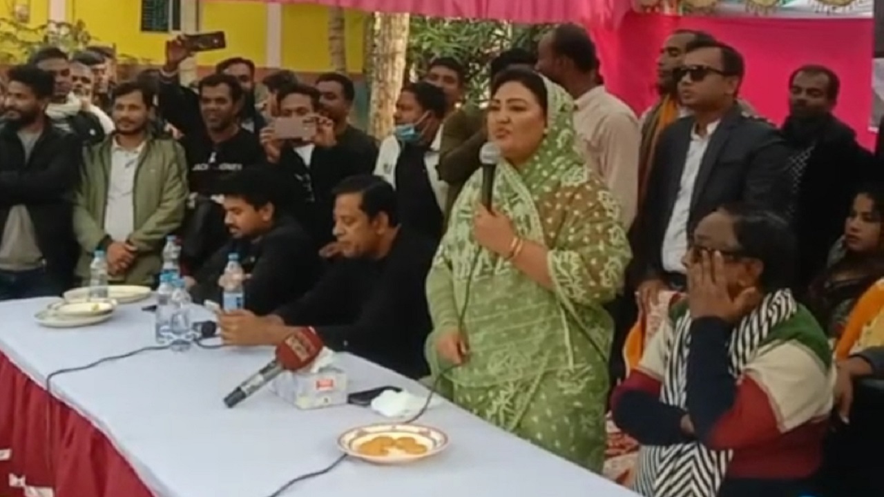 মানিকগঞ্জে নির্বাচনী সভায় বক্তব্য দিচ্ছেন মমতাজ বেগম। ছবি : কালবেলা
