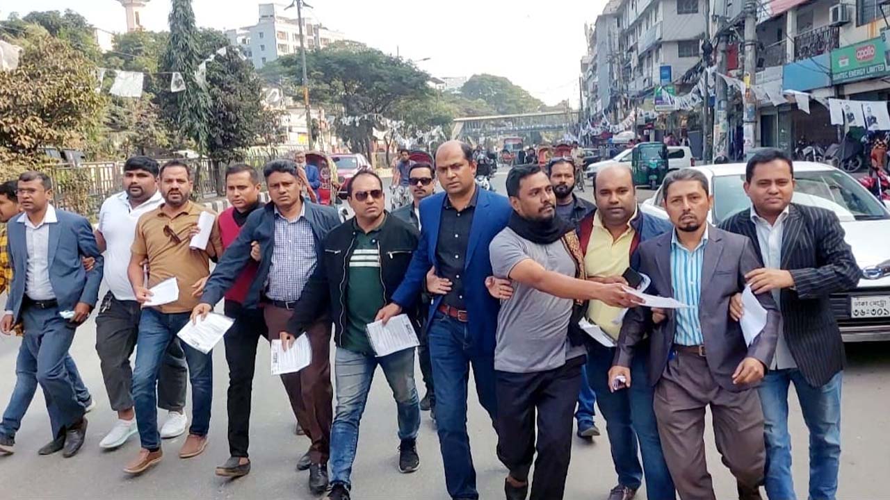 রাজধানীর আরামবাগে লিফলেট বিতরণ করেছে যুবদল। ছবি : কালবেলা