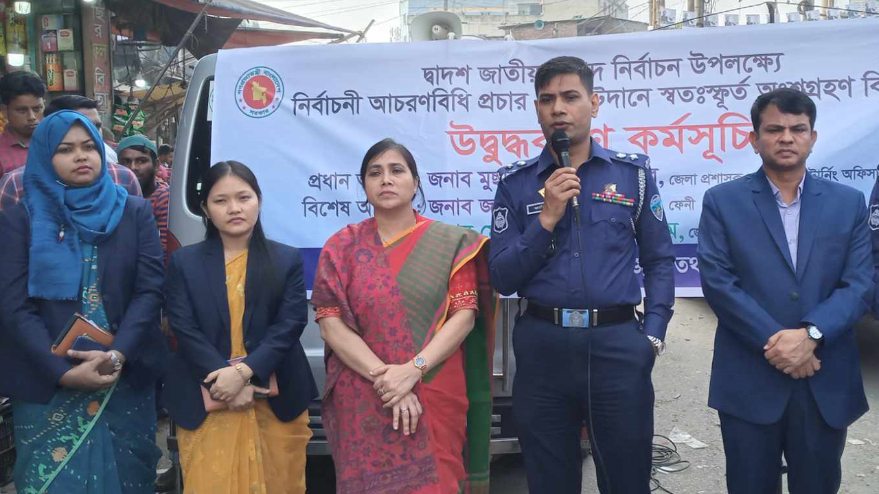 ফেনীর দাগনভূঞা বাজারে ভোটারদের উদ্বুদ্ধকরণ সভায় পুলিশ সুপার জাকির হাসান। ছবি : সংগৃহীত