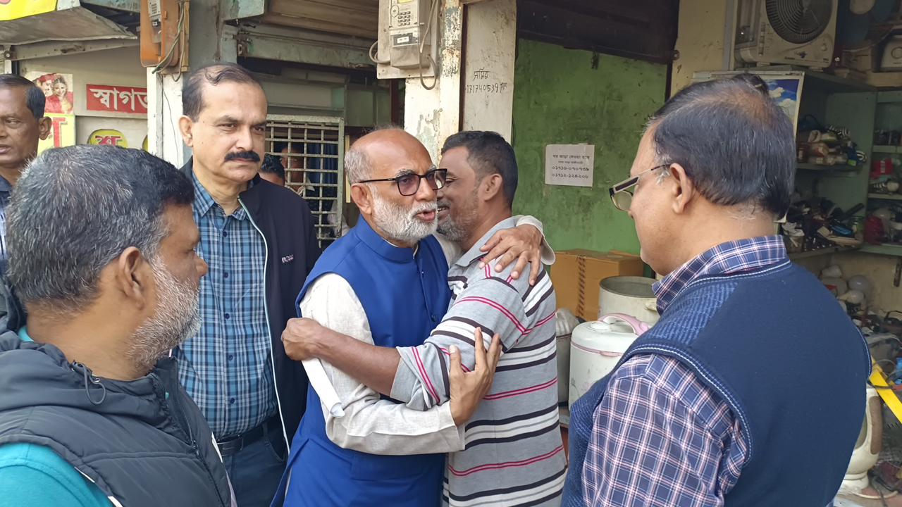 গণসংযোগকালে মৎস্য ও প্রাণিসম্পদমন্ত্রী শ ম রেজাউল করিম। ছবি : কালবেলা