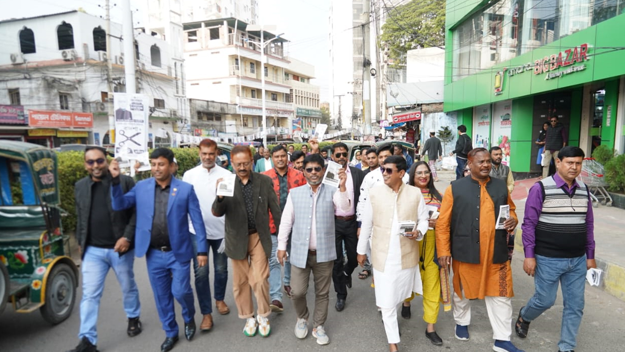 কাঁচি প্রতীকের প্রচারে রাজশাহী সিটি করপোরেশনের কাউন্সিলররা। ছবি : কালবেলা