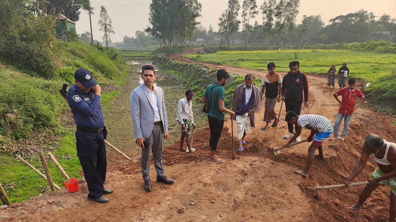আশুলিয়ায় শিমুলিয়া ইউনিয়নের বড় রাঙামাটি শ্মশানঘাট এলাকায় ভ্রাম্যমাণ আদালতের অভিযান পরিচালনা করা হয়। ছবি : কালবেলা