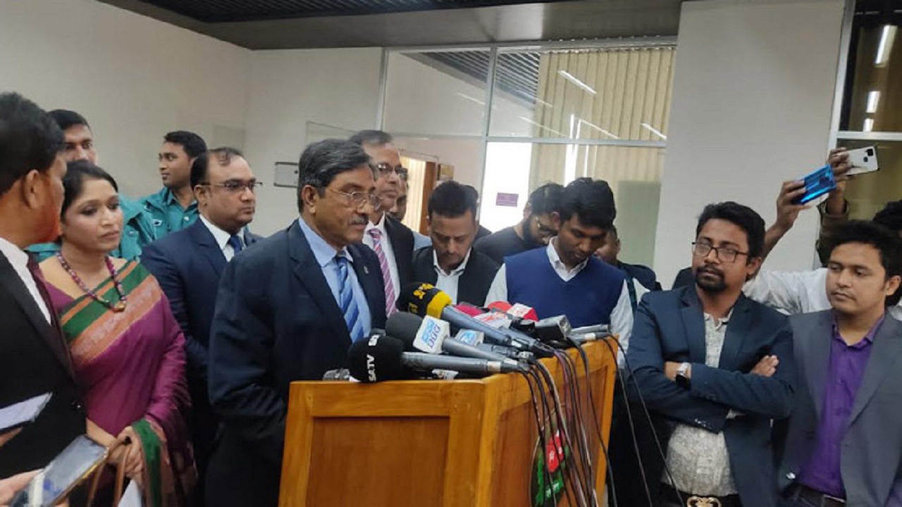 নির্বাচন ভবনে আয়োজিত এক বৈঠক শেষে সাংবাদিকদের সাথে কথা বলেন জাতীয় মানবাধিকার কমিশনের চেয়ারম্যান কামাল উদ্দিন আহমেদ। ছবি : সংগৃহীত