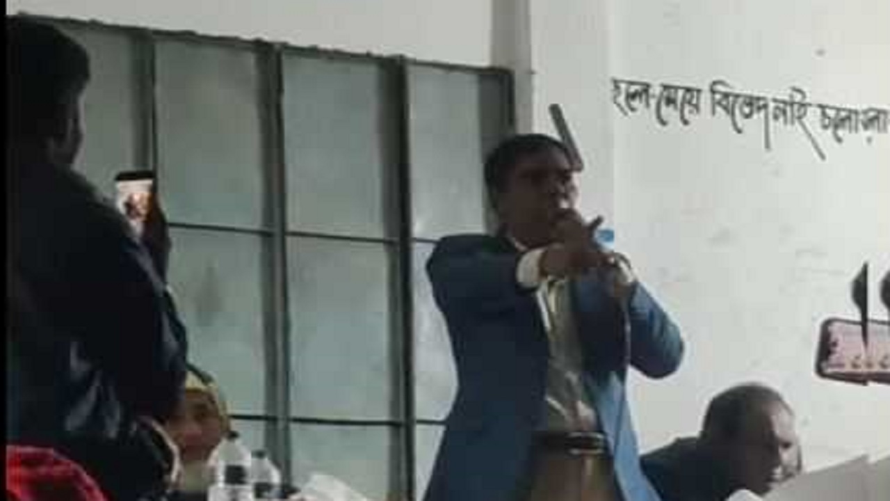 বক্তব্য দিচ্ছেন কালকিনির সাহেবরামপুর ইউনিয়ন আওয়ামী লীগের সভাপতি ও ইউপি চেয়ারম্যান কামরুল হাসান সেলিম। ছবি : সংগৃহীত