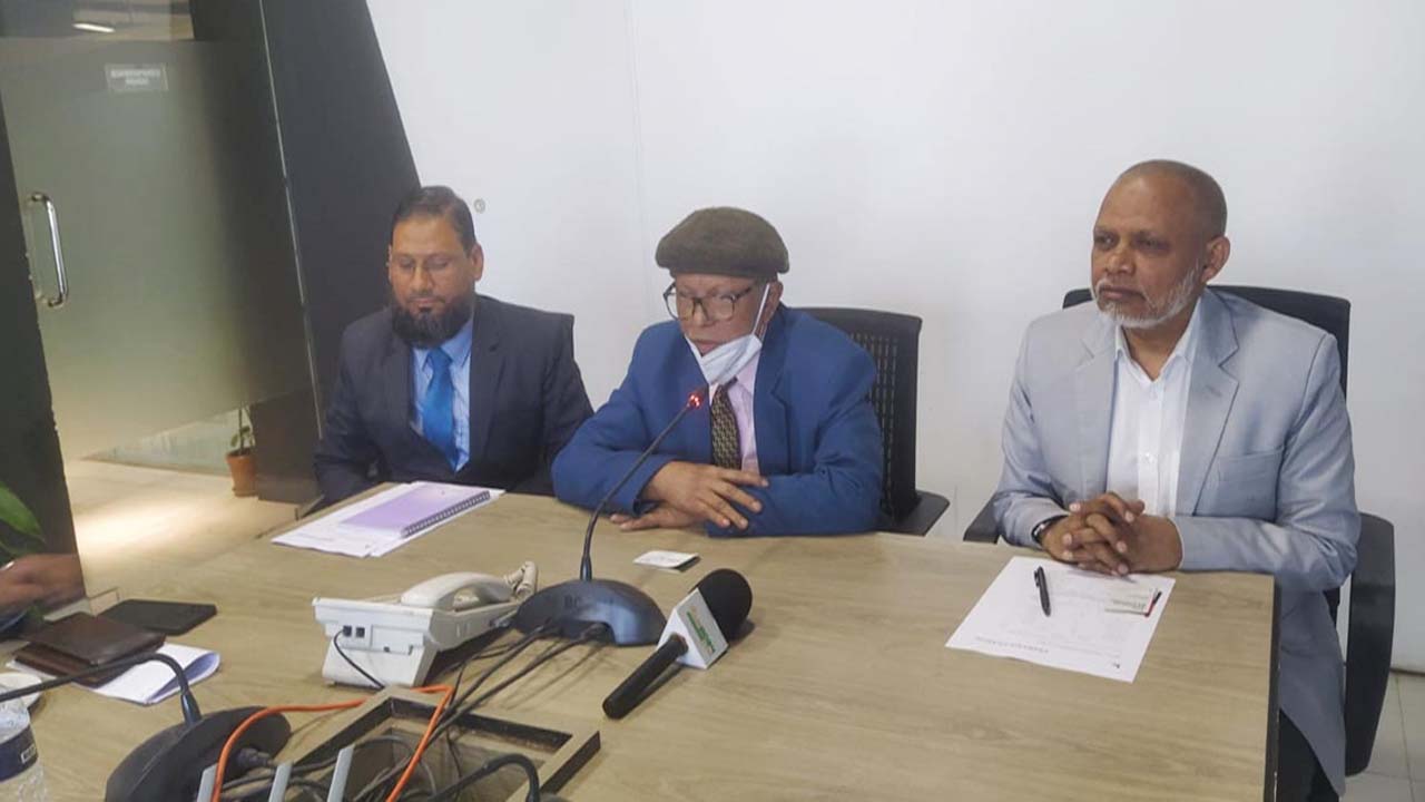 সংবাদ সম্মেলনে পিপলস লিজিংয়ের চেয়ারম্যানসহ অন্যরা।  ছবি : সংগৃহীত