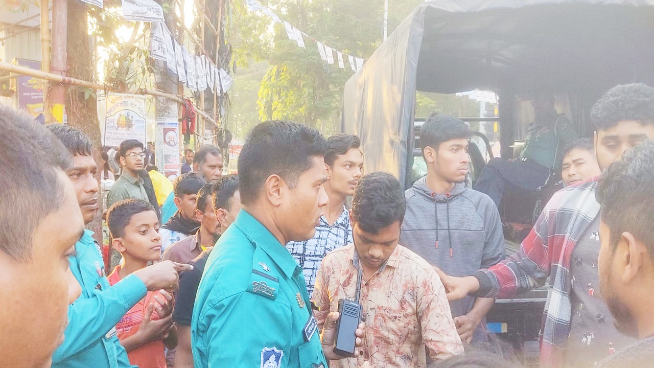 সিআরবি এলাকায় পুলিশের হাতে তুলে দেওয়া দুই বিএনপি কর্মী। ছবি : কালবেলা