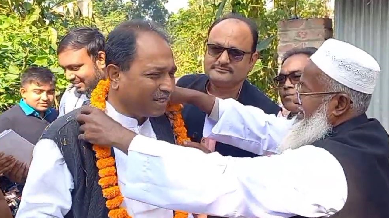রাজশাহীতে গণসংযোগে মো. আব্দুল ওয়াদুদ দারা। ছবি : কালবেলা