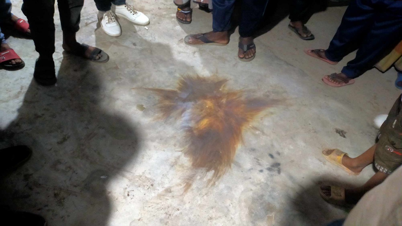 ঈগল প্রতীকের নির্বাচনী অফিসে এ ককটেল হামলা চালানো হয়। ছবি : কালবেলা