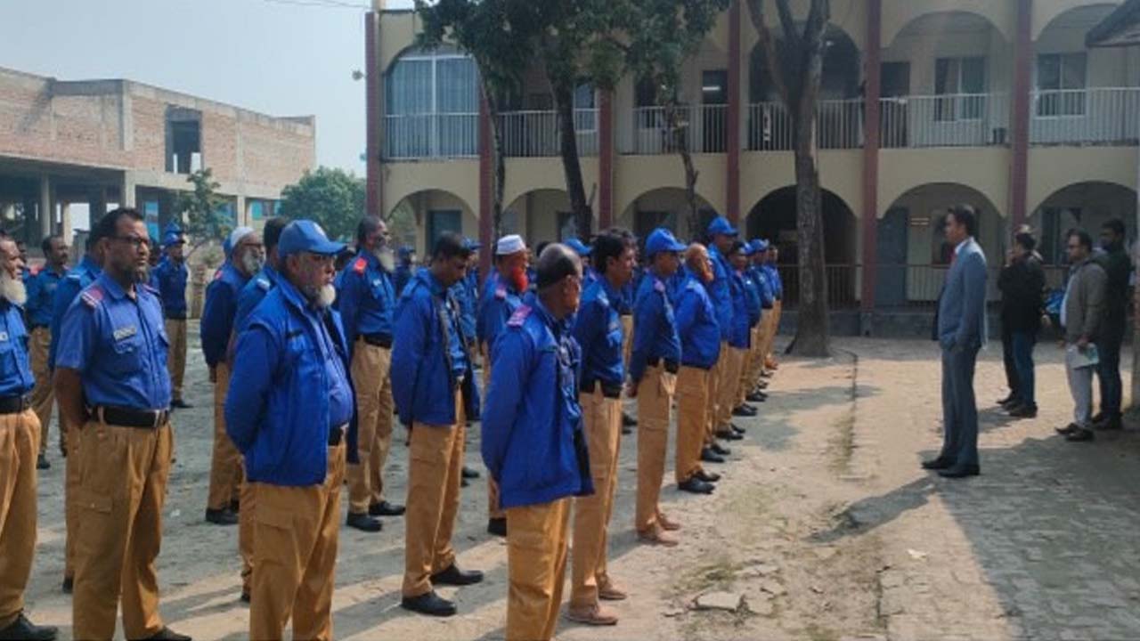 আশাশুনিতে গ্রাম পুলিশদের নির্বাচনীয় দিকনির্দেশনা প্রদান করেছেন উপজেলা নির্বাহী অফিসার। ছবি : কালবেলা