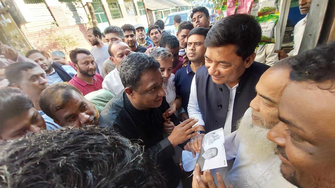চট্টগ্রামে নৌকায় ভোট চাইছেন হেলাল আকবর চৌধুরী। ছবি : কালবেলা