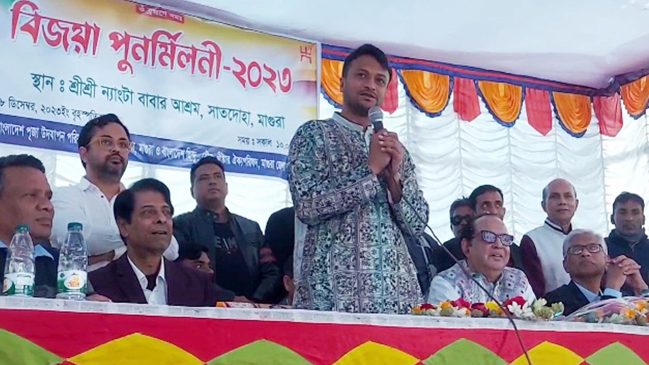 মাগুরা শহরের সাতদোহা ন্যাংটা বাবার আশ্রমে বক্তব্য দিচ্ছেন সাকিব আল হাসান। ছবি : কালবেলা
