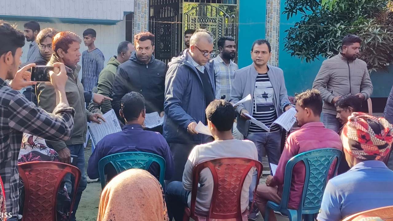 ভোট বর্জনে নেত্রকোনায় লিফলেট বিতরণ করেছে বিএনপি।  ছবি : কালবেলা