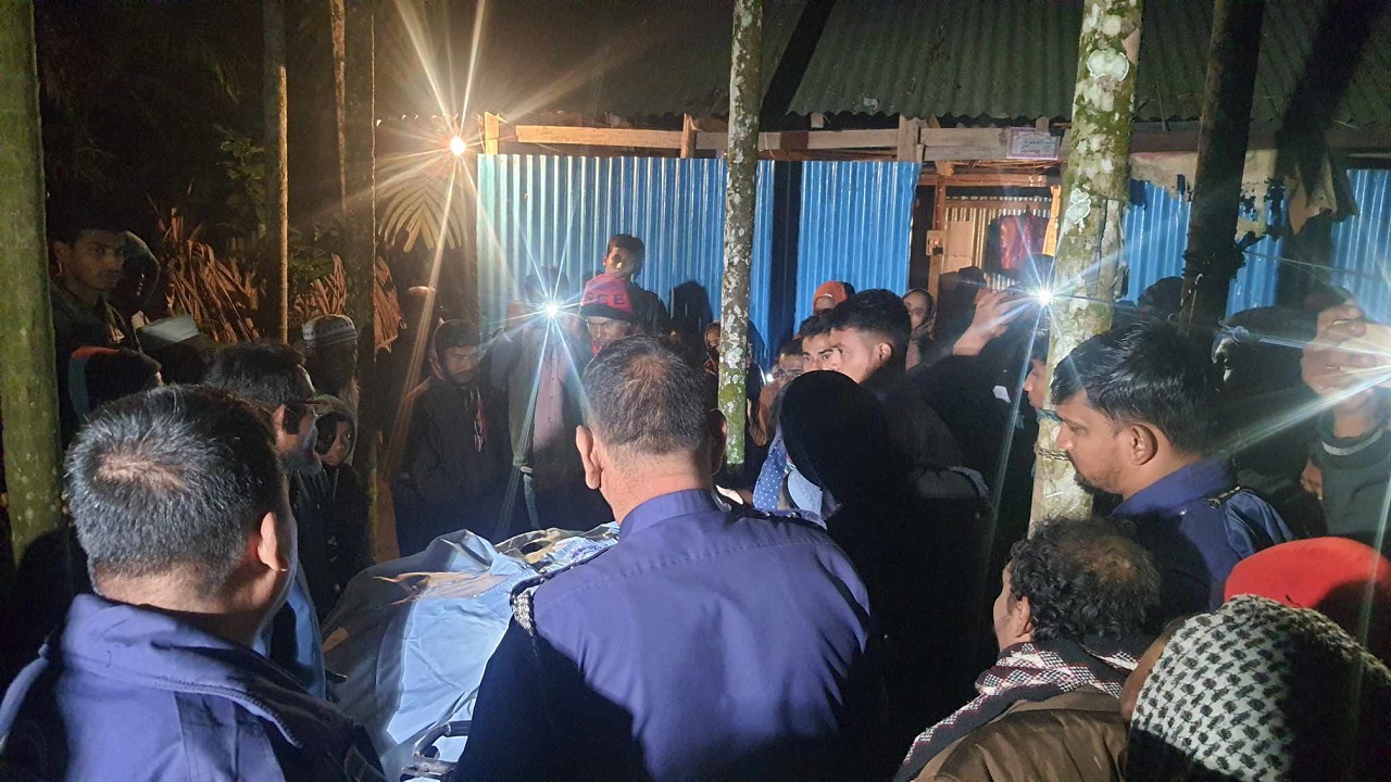খবর পেয়ে ঘটনাস্থলে গিয়ে পুলিশ জাহাঙ্গীরের লাশের সুরতহাল রিপোর্ট সম্পন্ন করে। ছবি : কালবেলা