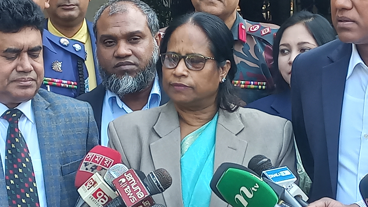 লালমনিরহাট জেলা প্রশাসকের কার্যালয়ে মতবিনিময় সভা শেষে ইসি বেগম রাশেদা সুলতানা। ছবি : কালবেলা
