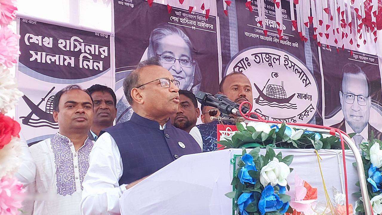মনোহরপুর স্কুল মাঠে আয়োজিত উঠান বৈঠকে বক্তব্য রাখেন স্থানীয় সরকার পল্লী উন্নয়ন ও সমবায়মন্ত্রী মো. তাজুল ইসলাম। ছবি : কালবেলা