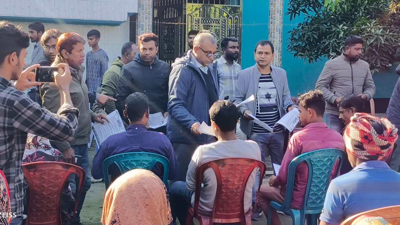 নেত্রকোনা সদর উপজেলার চল্লিশা ইউনিয়নে সাধারণ ভোটারদের মাঝে  লিফলেট বিতরণ ও গণসংযোগ করা হয়। ছবি : সংগৃহীত