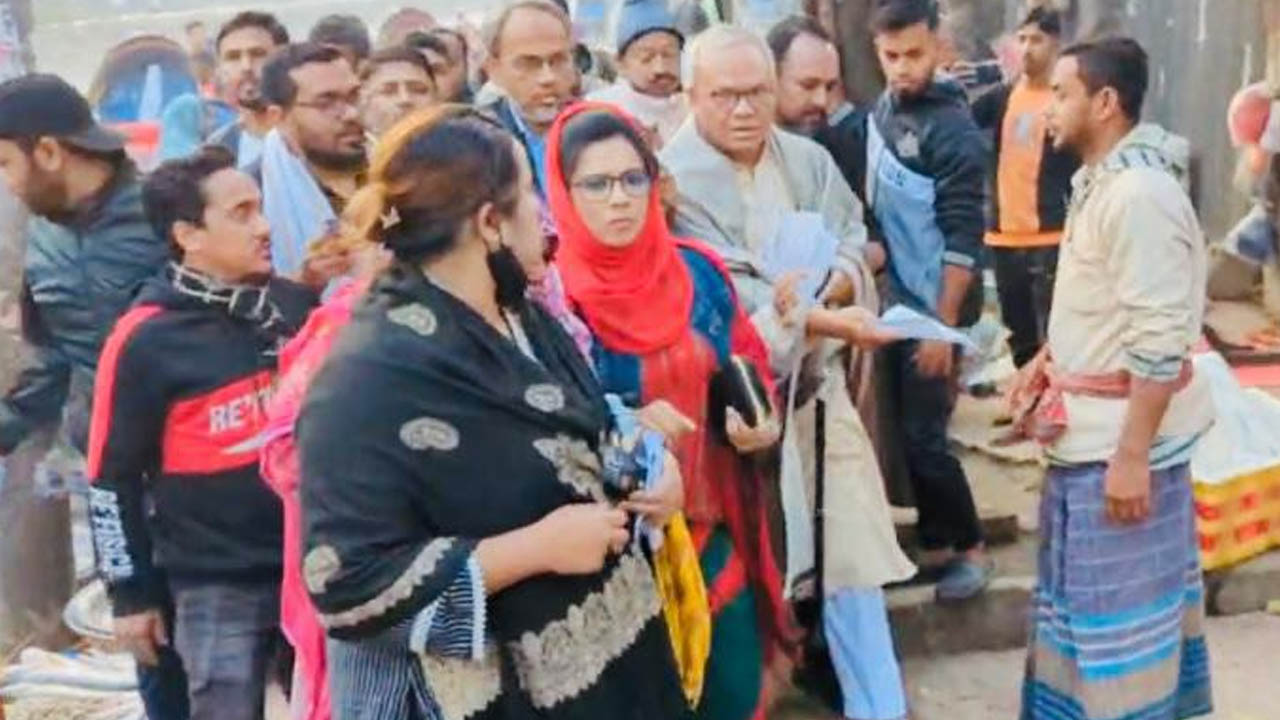 ধানমন্ডি পুরাতন ১৫ নম্বর এলাকায় লিফলেট বিতরণ করেন বিএনপির সিনিয়র যুগ্ম মহাসচিব অ্যাডভোকেট রুহুল কবির রিজভী। ছবি : কালবেলা