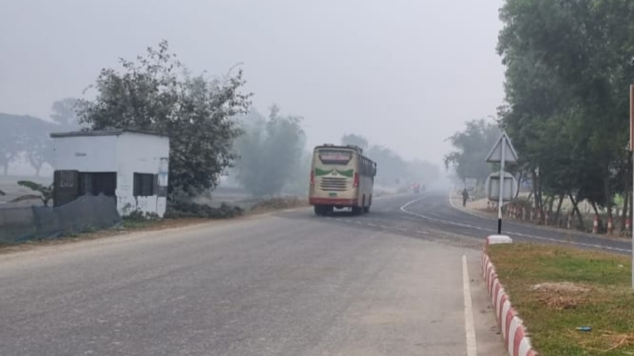 তেঁতুলিয়ায় কুয়াশাচ্ছন্ন সকালে ছুটে চলেছে যাত্রীবাহী বাস। ছবি : কালবেলা