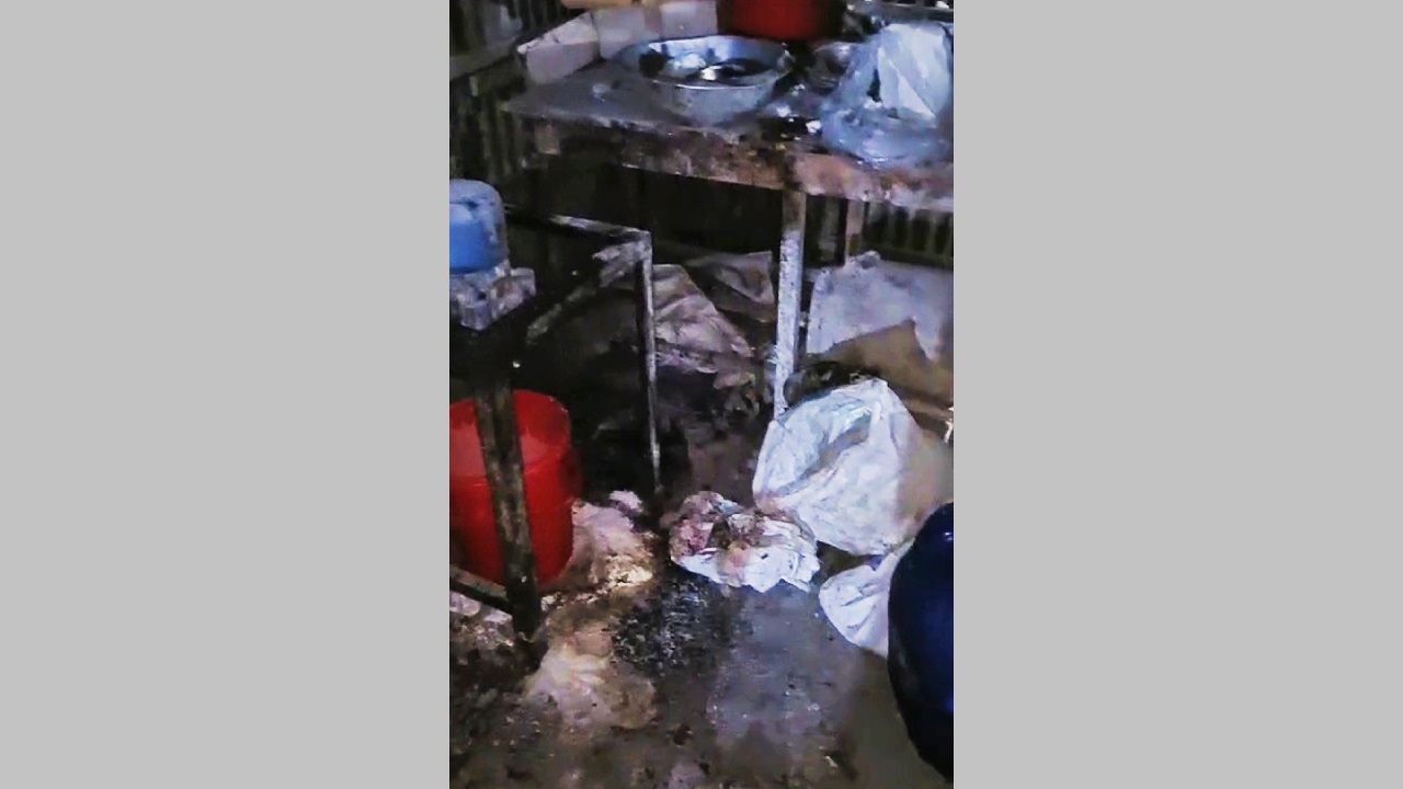 ঘিওর পঞ্চরাস্তা মোড় এলাকায় অবস্থিত আদর্শ বেকারির ভেতরের দৃশ্য। ছবি : কালবেলা