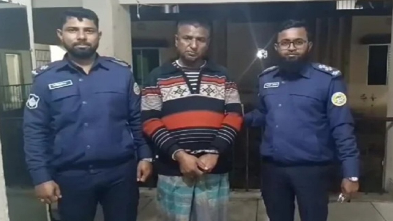 পুলিশ সদস্যদের মাঝে ঝালকাঠি জেলা কারাগারের কারারক্ষী আবু জাফর জিয়া। ছবি : কালবেলা