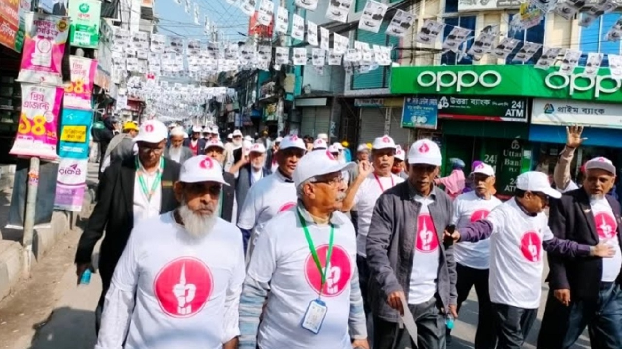 নগরীর কাকলীর মোড় পেরিয়ে জনসভাস্থলের দিকে মুক্তিযোদ্ধাদের মিছিল। ছবি : কালবেলা