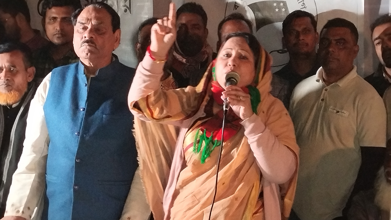 পথসভায় বক্তব্য রাখছেন অ্যাডভোকেট নিলুফার আনজুম পপি। ছবি : কালবেলা