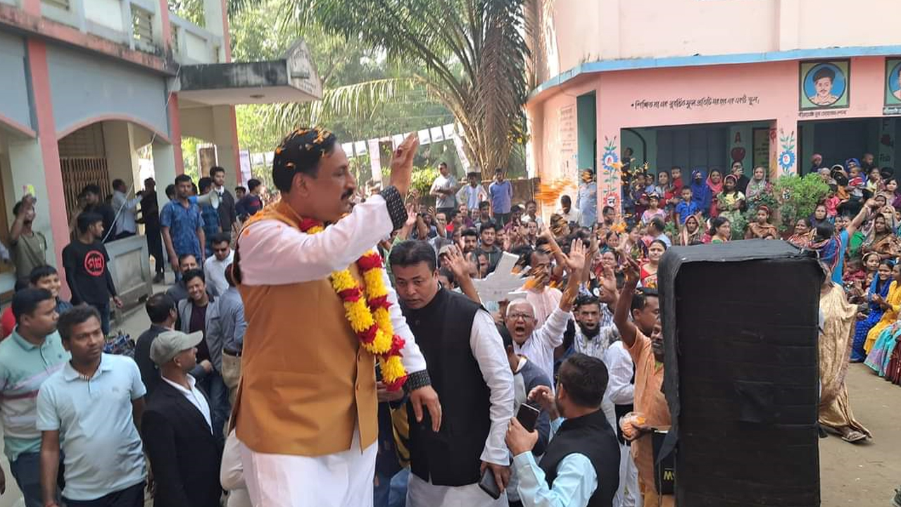 গণসংযোগে গেলে ফেনী-২ আসনের নৌকার প্রার্থী নিজাম উদ্দিন হাজারীকে ফুল দিয়ে বরণ করে নেওয়া হয়। ছবি : কালবেলা