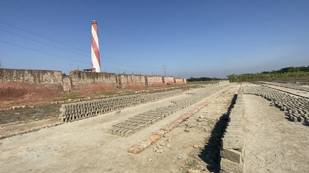 ফসলি জমির পাশে গড়ে উঠেছে ইটভাটা। ছবি : কালবেলা
