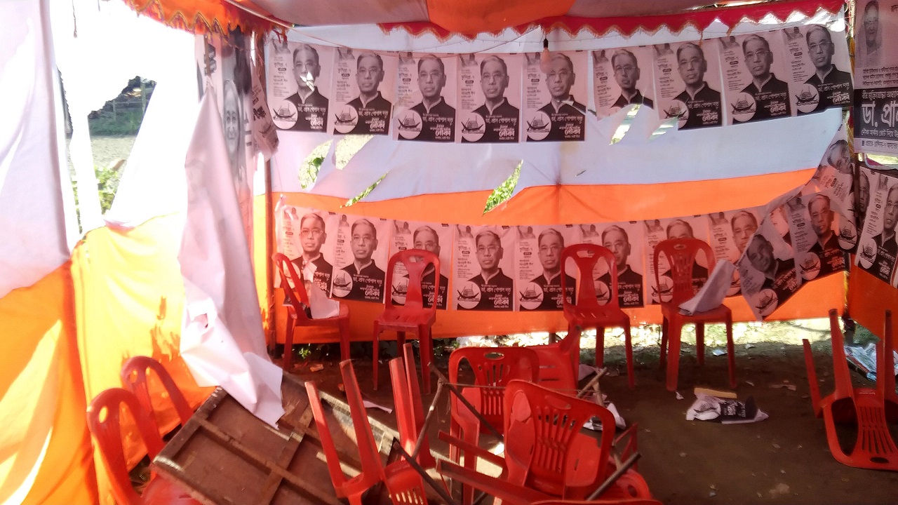 ডা. প্রাণ গোপাল দত্তের নির্বাচনী অফিসে ভাংচুর করেছে দুর্বৃত্তরা। ছবি : কালবেলা