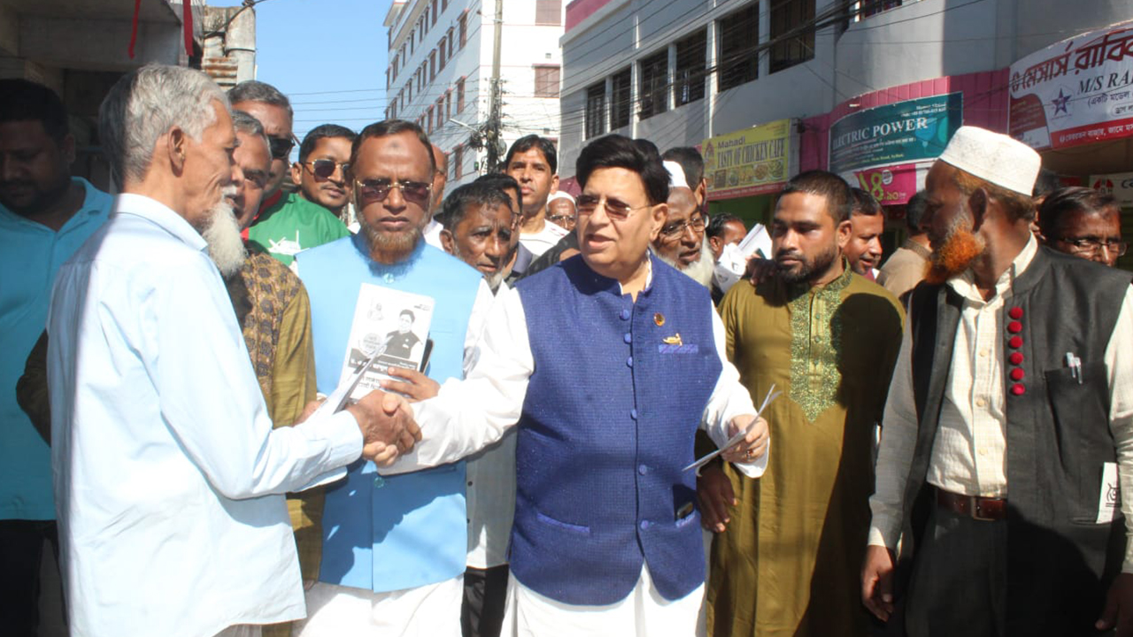 সিলেট নগরীতে নির্বাচনী প্রচারে পররাষ্ট্রমন্ত্রী ড. এ কে আব্দুল মোমেন। ছবি : কালবেলা