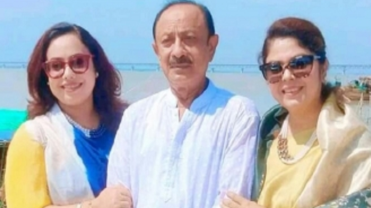 বীর মুক্তিযোদ্ধা মোস্তাফিজুর রহমান ফিজারের সঙ্গে তার দুই মেয়ে। ছবি : সংগৃহীত