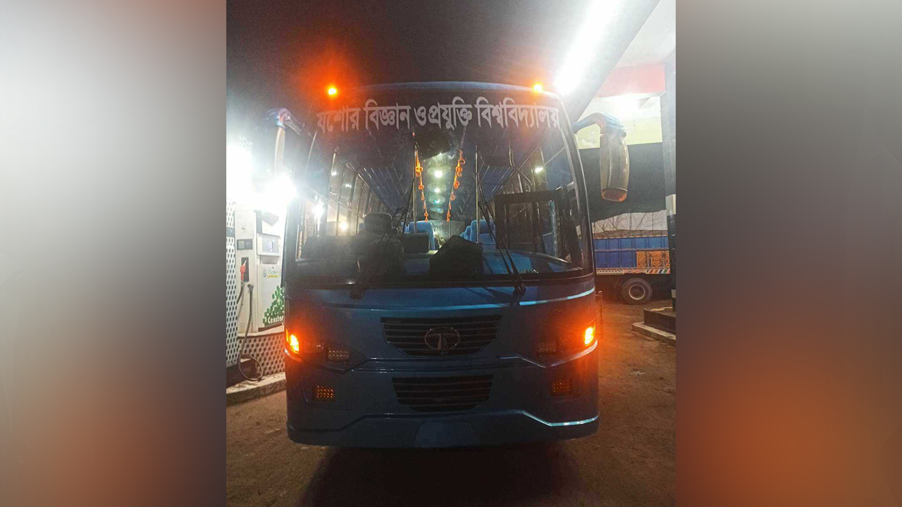 যবিপ্রবি বাস। ছবি : কালবেলা