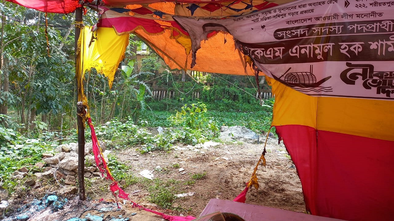 শরীয়তপুরে দুর্বৃত্তের আগুনে পুড়ে গেছে নির্বাচনী ক্যাম্প। ছবি : কালবেলা