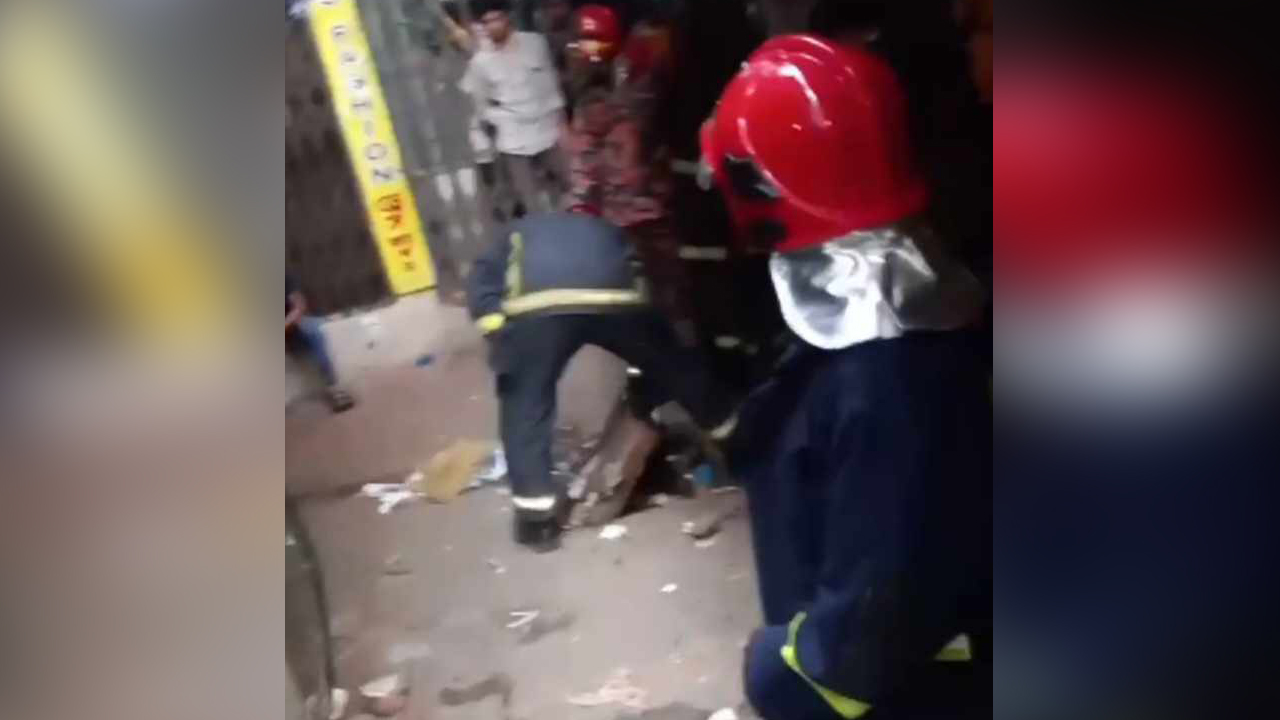 আগুনের কারণ অনুসন্ধানে ফায়ার সার্ভিসের কর্মীরা। ছবি : কালবেলা